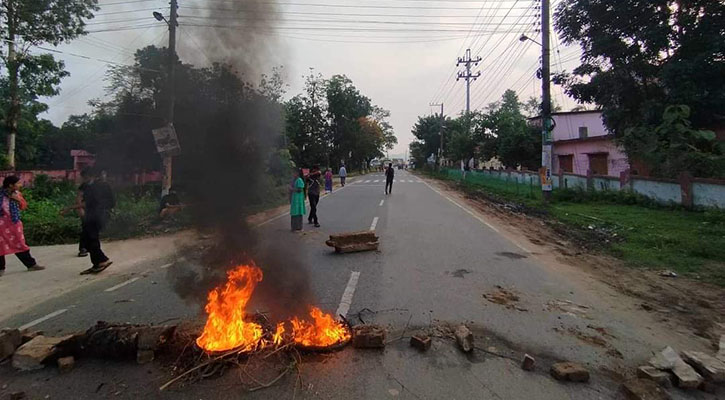 খাগড়াছড়ি-রাঙামাটিতে ইউপিডিএফের ডাকে আধাবেলা সড়ক অবরোধ চলছে